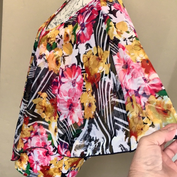 Susie In The City Floral Multicolor Blouse.       Size Large - Picture 9 of 12